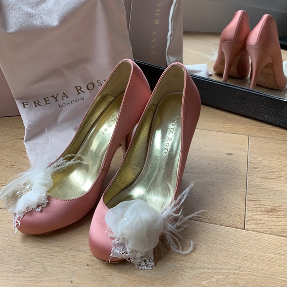 🦄 Freya Rose satin heels with romantic feather accent - Picture 2 of 12